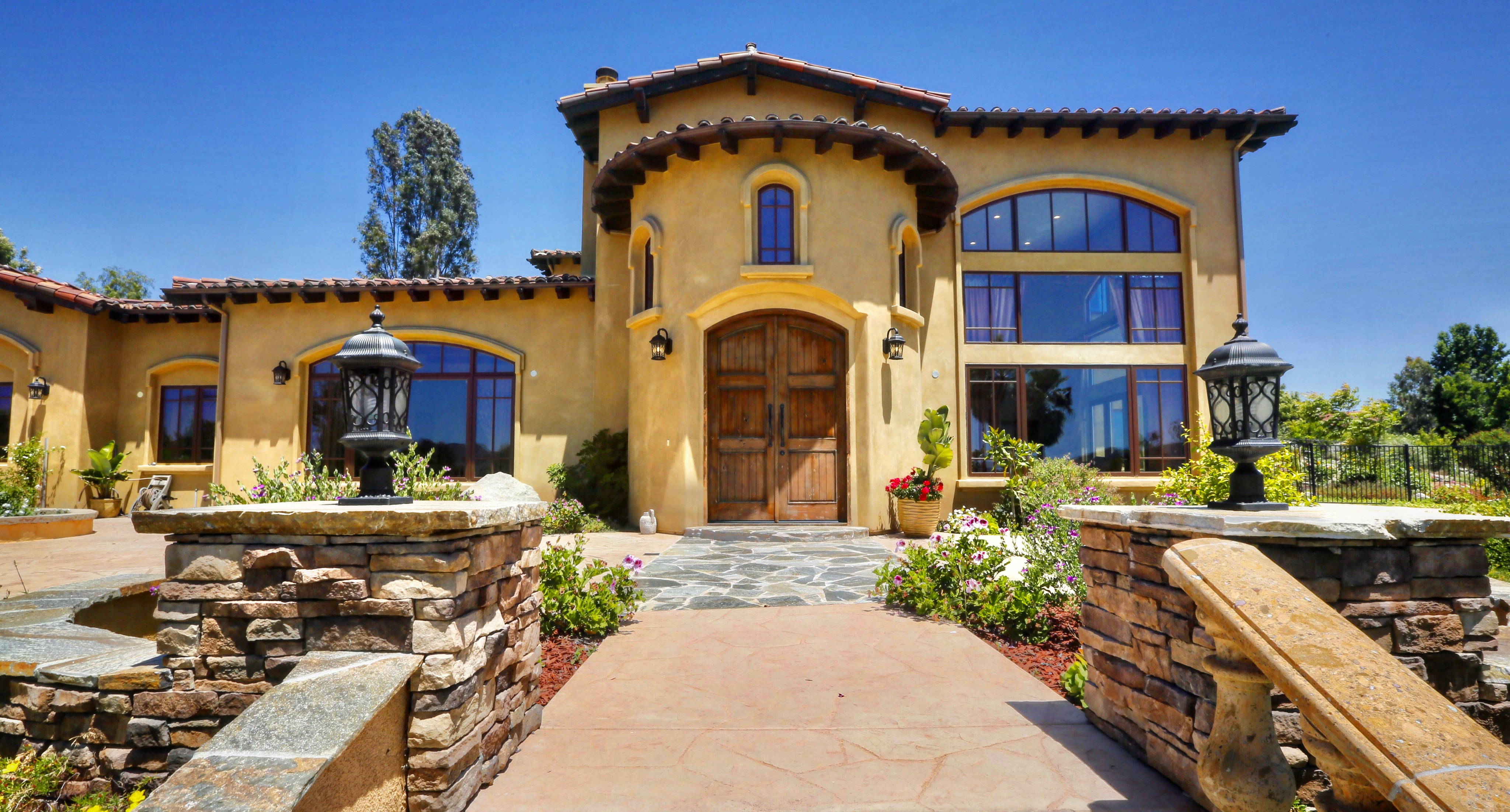 Rancho Bernardo Trails Home Offers Immaculate Interiors & Impressive